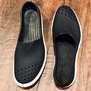Native “Verona” Water Shoes Black Size 8
